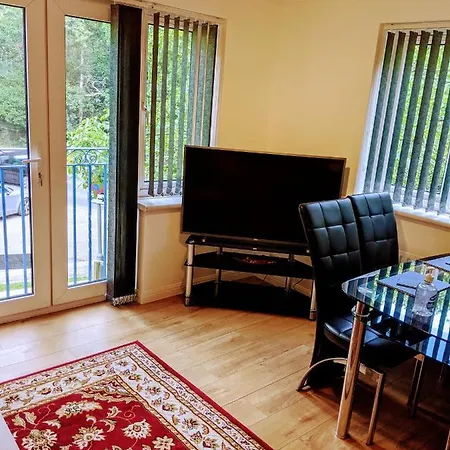 Oaklawn Apartment - Sleeps 4 Parking & Garden-3