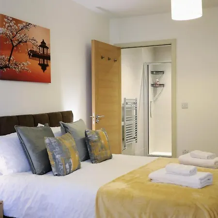 FW Haute Apartments: Queensbury Ground Floor with Wi-Fi and Parking-2