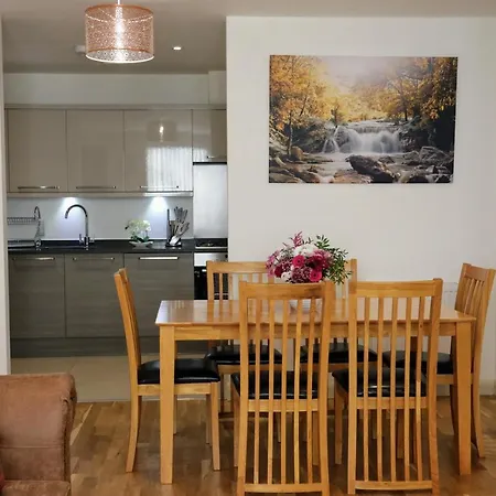 FW Haute Apartments: Queensbury Ground Floor with Wi-Fi and Parking-3