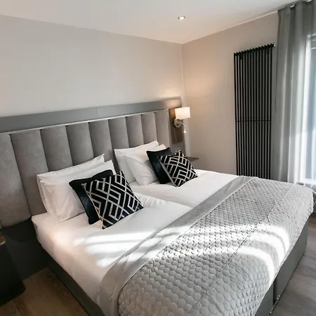 Custom House Apartments-3