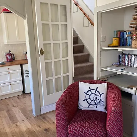 Bolthole Cottage-2