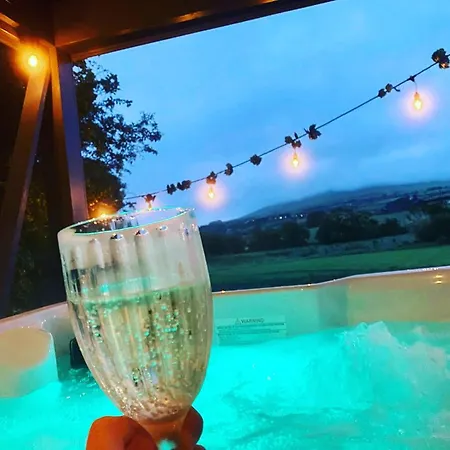Jeannies Retreat Ballycastle At Little Lake Lodge Go To Fb For Full Private Use-3