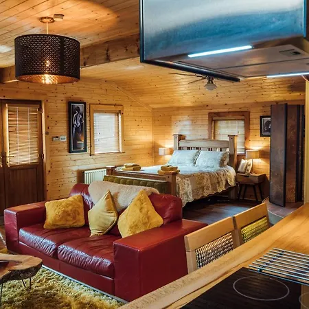 Donard Shadow Lodge-3