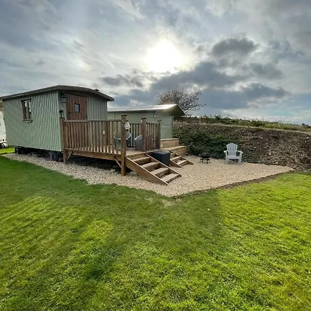 Oakley View Shepherds Hut With Hot Tub-2
