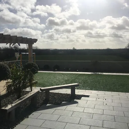 Arvalee Retreat With Outdoor Hottub-2