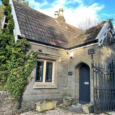 2 Bedroom Cosy Cottage With Hot Tub In Hambrook Close To Bristol City Centre-3