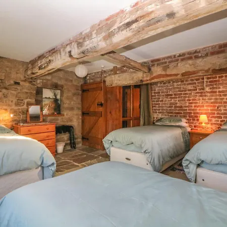 Wyndell Cruck Cottage-2
