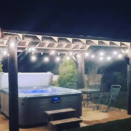 The Loft At Rock Cottage With Hot Tub-3