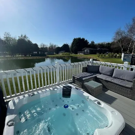 Lakeside Retreat Lodge With Hot Tub-3