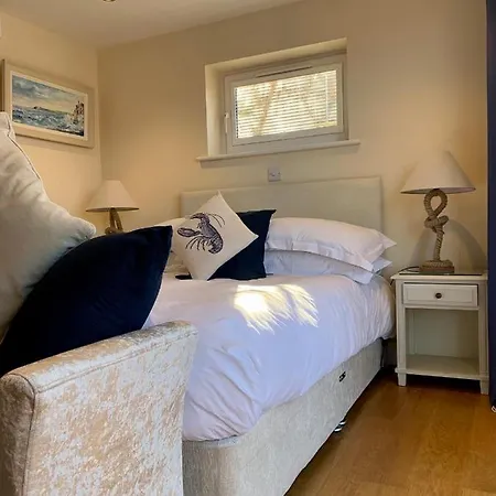 Room On The Ropery- With Free Parking-3
