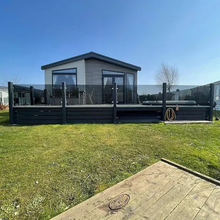 Indulgence Lakeside Lodge: Hot Tub & Private Fishing at Tattershall Lakes-3