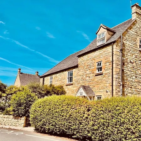 Cotswold Chic Retreats "Cloud Nine" Central Chipping Campden-Parking-Garden-2