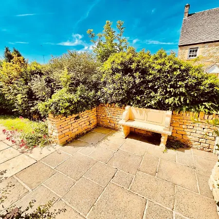 Cotswold Chic Retreats "Jacinabox" Central Chipping Campden-Parking-Garden-2