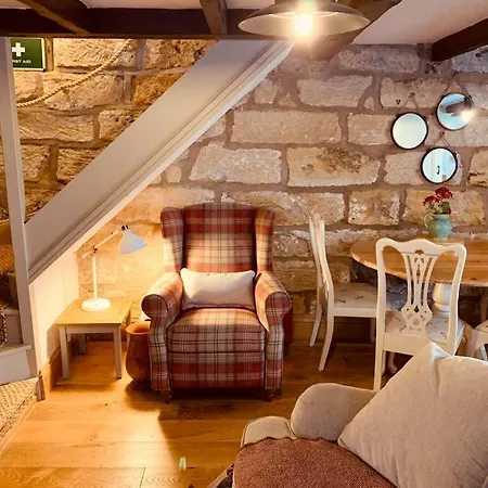Cosy 400Yr Old Cottage, Flowergate, Whitby, Sleeps 6-2