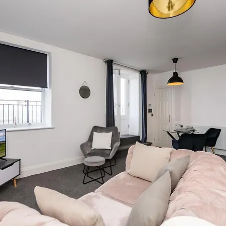 The Croston Promenade Balcony Apartment- Morecambe Central Promenade, Beach Front And Sea Views-3