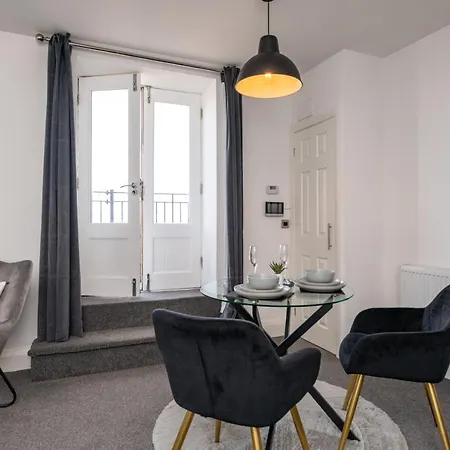 The Croston Promenade Balcony Apartment- Morecambe Central Promenade, Beach Front And Sea Views-2