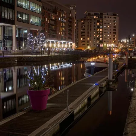 Primedoorstep Deluxe City Apt, River Canal View& Free Parking!-3