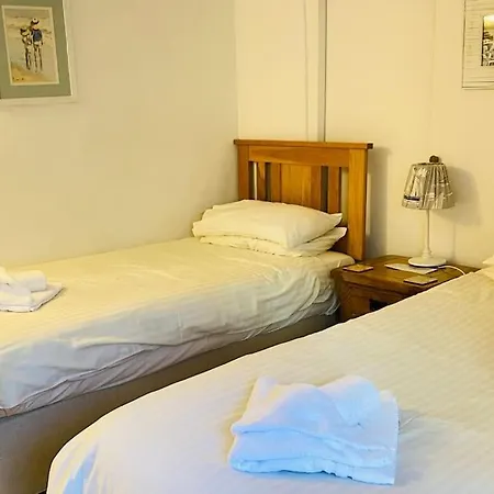 Benwick Cottage: Beachfront Thatched Retreat with Spectacular Sea Views-3
