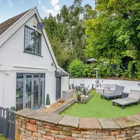 2 Bedroom Cosy Cottage With Hot Tub In Hambrook Close To Bristol City Centre-2