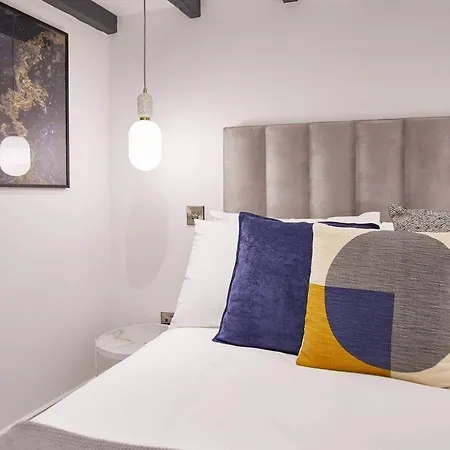 Host & Stay - Burns Yard Apartment-2
