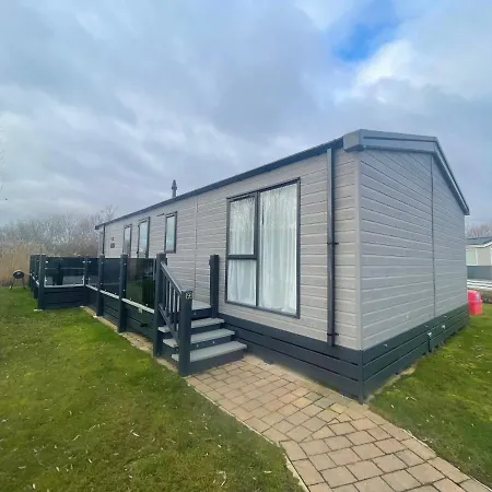 Indulgence Lakeside Lodge: Hot Tub & Private Fishing at Tattershall Lakes-2