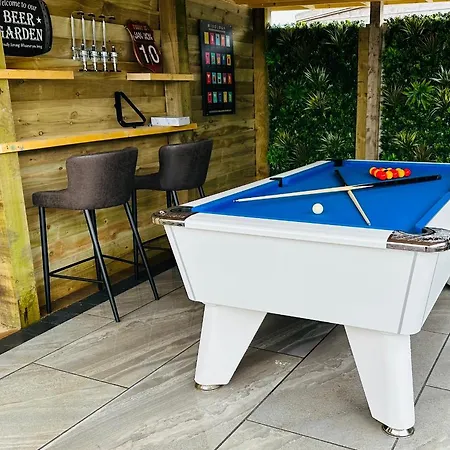Hazells Lodge Farm Stay Sleeps 2 Undercover Hottub And Pool Table-2