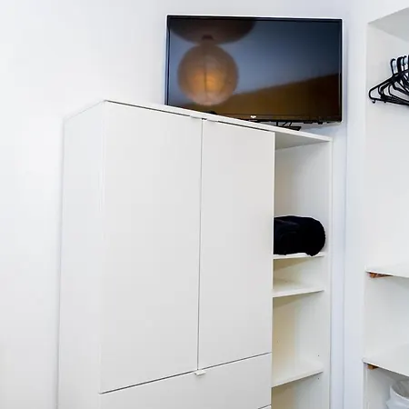 Shirley House 3: City-Center Self-Catering with Smart Check-In-2