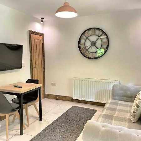 Bluestone-Hot Tub-Woodlandlodges-Pembrokeshire-Tenby-3