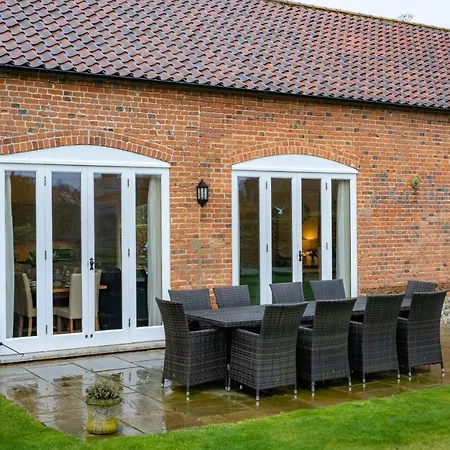 Chestnut Barn, North Norfolk With Private Hot Tub & Close To Beaches-2