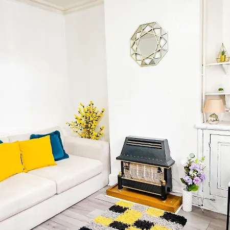 Beautiful 2 Bedroom House - Free Parking - Lt House-3