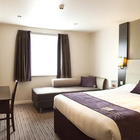 Premier Inn Chichester-3