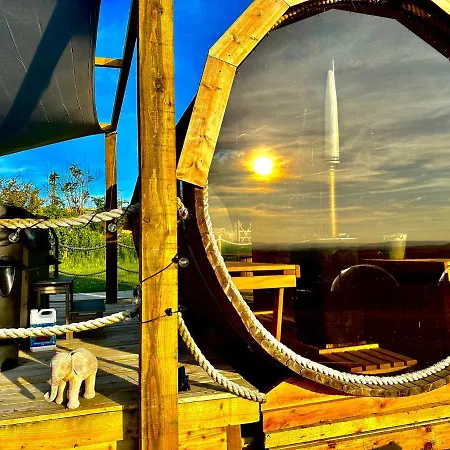 Deerstone Glamping-Pinhaw Beacon Dome Hot Tub-2