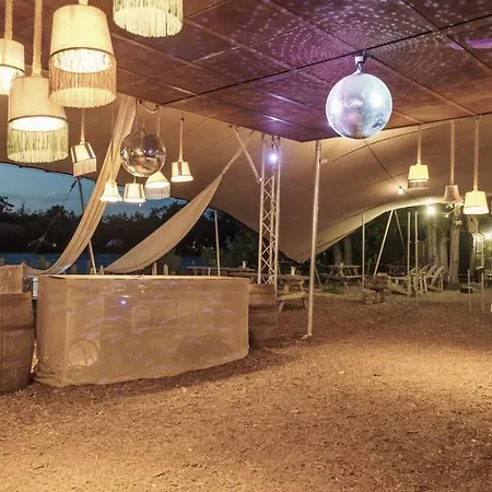 Marston Park - Luxury Lakeside Bell Tents-3