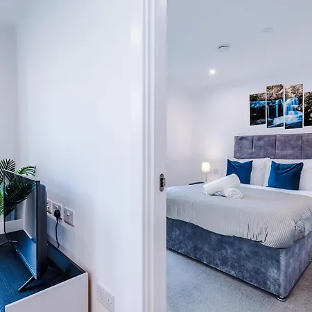 Sterling Suite: Modern City Centre Apartment by Dreamluxe-2