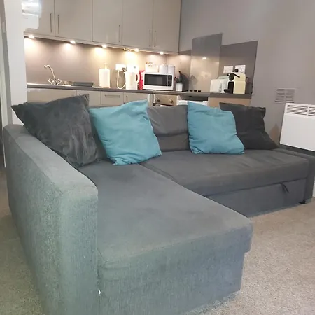 Flat 2, 4 Wentworth Street Apartment-2