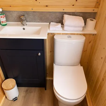 Thistle Pod Farm Stay With Hottub Sleeps 2-3