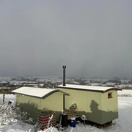 Oakley View Shepherds Hut With Hot Tub-3