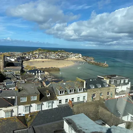 Harbour View Penthouse: Alfresco Dining with St Ives Bay Panorama-3
