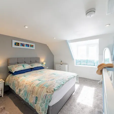 Inviting Traditional Fishermens Cottage In The Heart Of The Village, Close To The Harbour-3