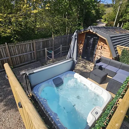 Morvan Pod & Hot Tub-3