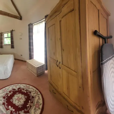 The Round House At Boningale Manor-2