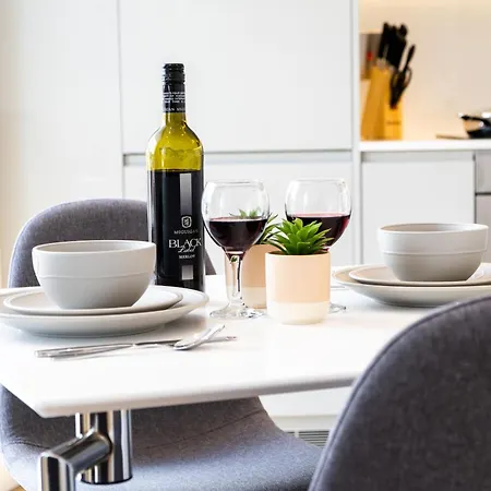 Pluxa Nero Deluxe - City Bliss 2Bath, Walk To Transit-3