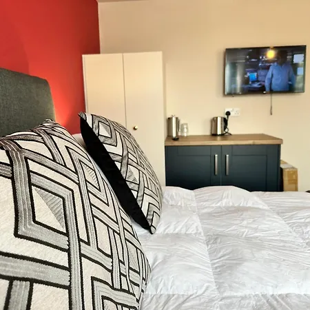 The Prince Albert Pub & Hotel With Onsite Free Parking 2 Minutes From Legoland-2