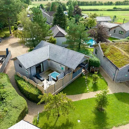 Tor Farm Lodges - Private Hot Tubs, Shared Seasonal Outdoor Pool, Dog Friendly-3