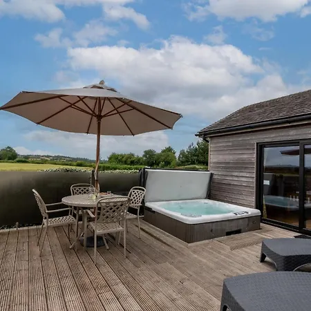 Tor Farm Lodges - Private Hot Tubs, Shared Seasonal Outdoor Pool, Dog Friendly-2