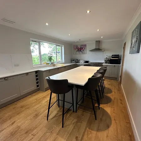 Alton Villa, Sleeps 12, Great For Families, Undercover Hotub & Games Room-3
