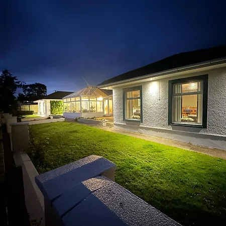 Alton Villa, Sleeps 12, Great For Families, Undercover Hotub & Games Room-2