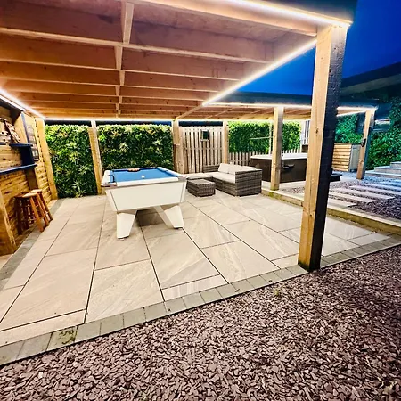 Hazells Lodge Farm Stay Sleeps 2 Undercover Hottub And Pool Table-3