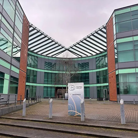 Modern Studio In Bracknell With Free Parking-3