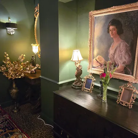 Queens Court Hotel-2